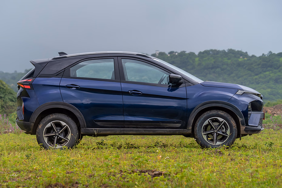 Best Family Car with Manual Under ₹12 Lakh in Navi Mumbai?